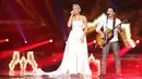 Tak sampai di situ, tiba gilirannya Agnez Mo yang menyanyikan lagu miliknya bertajuk Muda. Uniknya, lagu Agnes ini semakin cantik di dengar lantaran diaransemen ulang oleh grup band NOAH. (Bambang E.Ros/Bintang.com)