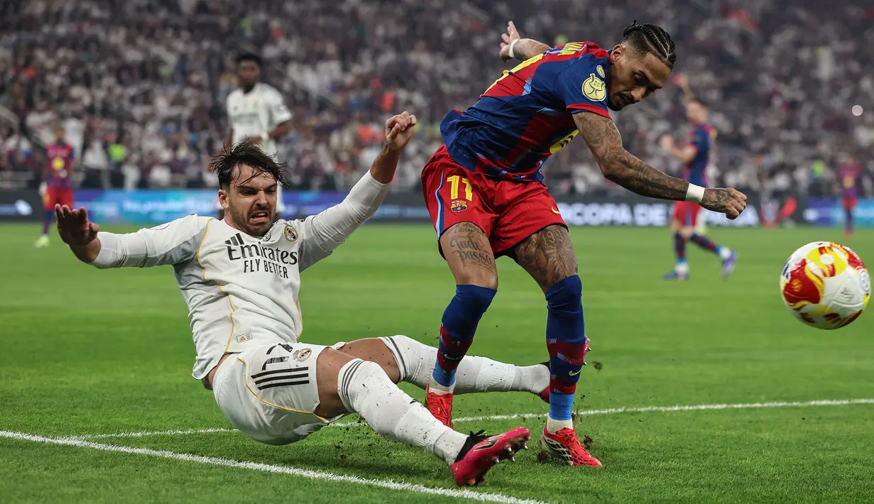 Pemain Brasil tersebut sukses membuka keunggulan untuk Barcelona pada menit ke-36 melalui aksi berkelasnya setelah memanfaatkan umpan dari Fermín López. (AFP/Haitham Al-Shukairi)