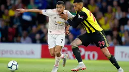 Penyerang Manchester United, Alexis Sanchez berusaha melewati pemain Watford, Etienne Capoue selama pertandingan lanjutan Liga Inggris di stadion Vicarage Road, Inggris (15/9). MU menang tipis 2-1 atas Watford. (AP Photo/Frank Augstein)