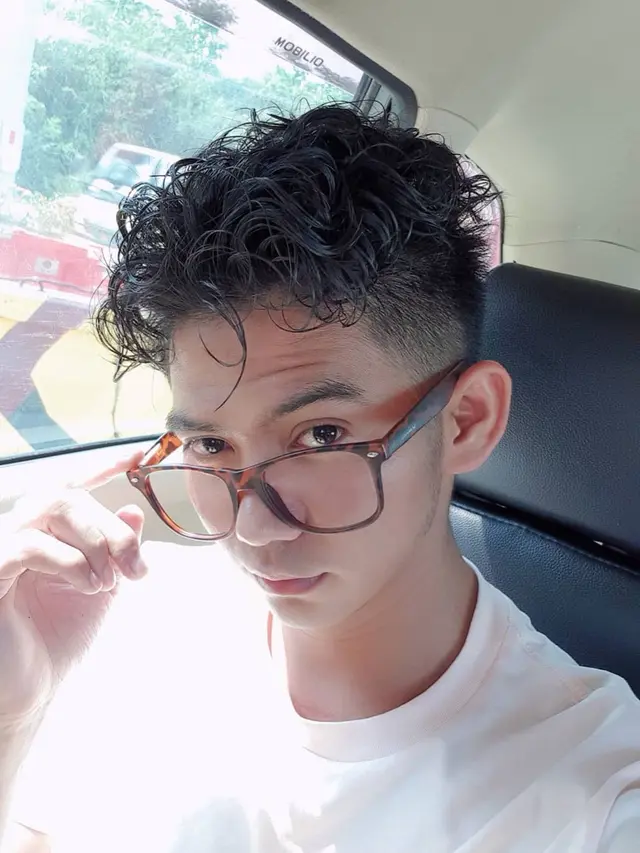 6 Potret Terbaru Rizki D'Academy dengan Rambut Keriting