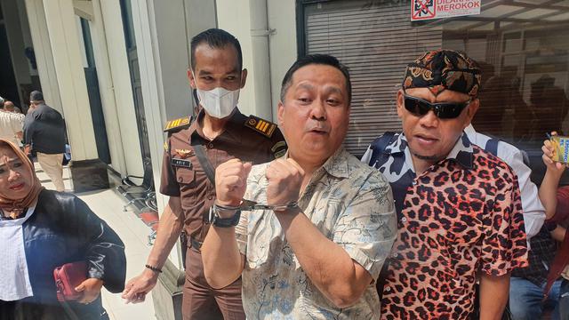 Ekspresi mantan Kadiv Hubinter Polri, Irjen Napoleon Bonaparte dengan tangan terborgol usai menjalani sidang putusan sela kasus dugaan penganiayaan terhadap Youtuber M Kece di PN Jaksel