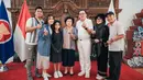 Ayu Ting Ting dan keluarga juga mengunjungi KBRI yang berada di Korea Selatan. Bertemu dengan Dubes Indonesia dan istri. [Instagram/ayutingting92]