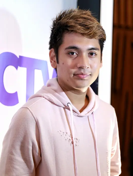 "Bisa ke istri, ke ibu. Buat aku bukan hari spesial kayak ulangtahun. Tapi kalau kita bisa merayakan, why not," tukas Giorgino Abraham. (Adrian Putra/Bintang.com)
