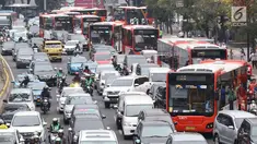 Kendaraan terjebak kemacetan saat melintas di Jalan Sudirman, Senayan, Jakarta, Minggu (2/9). Tingginya antusiasme warga yang ingin menonton penutupan Asian Games 2018 menyebabkan kawasan Senayan dipadati kendaraan. (Liputan6.com/Immanuel Antonius)