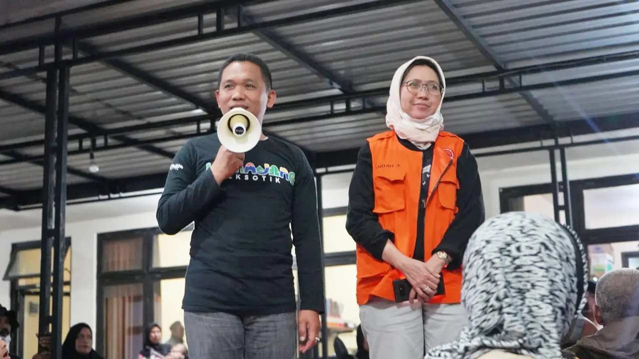 Bupati Lumajang Thoriqul Haq (Kanan) dan Wakil Bupati Lumajang Indah Amerawati (Kiri)  memberikan sosialisasi kepada para pengungsi APG Gunung Semeru agar tidak panik dan tidak termakan isu yang tidak benar (Istimewa)