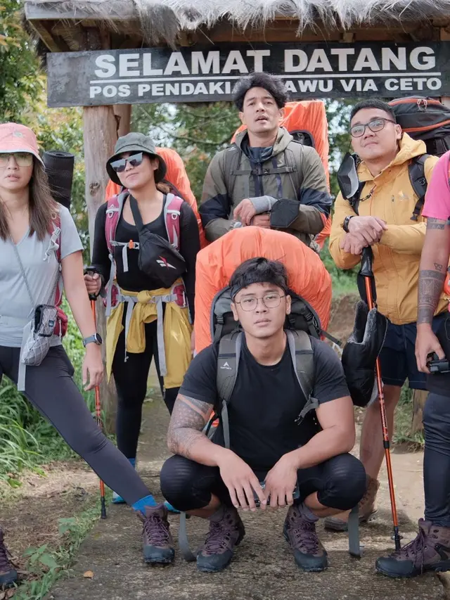 [Fimela] Potret Hesti Purwadinata mendaki gunung