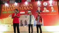 Ketua Taruna Merah Putih Maruarar Sirait (paling kiri), Ketua Kadin Rosan Roeslani (tengah) dan Ketua HIPMI Bahlil Lahadalia (paling kanan) saat acara menggalang dana untuk Palestina di Jakarta (8/15). (Liputan6.com/Faizal Fanani)