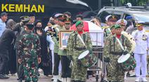 Personel Tentara Nasional Indonesia (TNI) bersiap menjalankan prosesi pemakaman mantan Menteri Pertahanan, Juwono Sudarsono, di Taman Makam Pahlawan Nasional (TMPN), Kalibata, Jakarta, Minggu (29/3/2026). (merdeka.com/Arie Basuki)