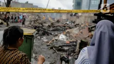 Garis polisi terpasang di lokasi kebakaran di Jalan Tanah Abang 5 RT 003,004/RW 003, Petojo Selatan, Gambir, Jakarta Pusat, Senin (27/2/2023). Badan Penanggulangan Bencana Daerah (BPBD) DKI Jakarta mengatakan per pukul 07.00 WIB sebanyak 20 jiwa mengungsi akibat kebakaran tersebut. (Liputan6.com/Faizal Fanani)