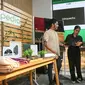 Pemilik Usaha Universa Sajadah, Renato Akbar (kiri) menjelaskan produk kepada Head of Corporate Affairs Tokopedia, Ekhel Chandra Wijaya (kanan) dan Founder Bruule, Sarila Danubrata (tengah) usai konferensi pers Tren Belanja Online Selama Ramadan hingga Lebaran 2023 di Tokopedia (9/5/2023). (Liputan6.com)