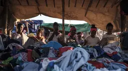 Sejumlah wanita membeli pakaian di sebuah kios pasar lokal di Kota Asosa, Ethiopia, Rabu (25/12/2019). (EDUARDO SOTERAS/AFP)