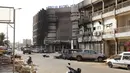 Suasana pasca serangan teror di hotel Splendid, Ouagadougou , Burkina Faso, (16/1).  Bangunan  hotel rusak dan beberpa kendaraan di dekat hotel hangus terbakar pasca serangan teror tersebut. (REUTERS / Joe Penney)