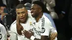 Pemain Real Madrid, Vinicius Junior (kanan) merayakan gol bersama Kylian Mbappe dalam laga lanjutan Liga Spanyol 2024/2025 melawan Girona di Santiago Bernabeu Stadium, Madrid, Minggu (23/02/2025) waktu setempat. (AFP/Pierre-Philippe Marcou)