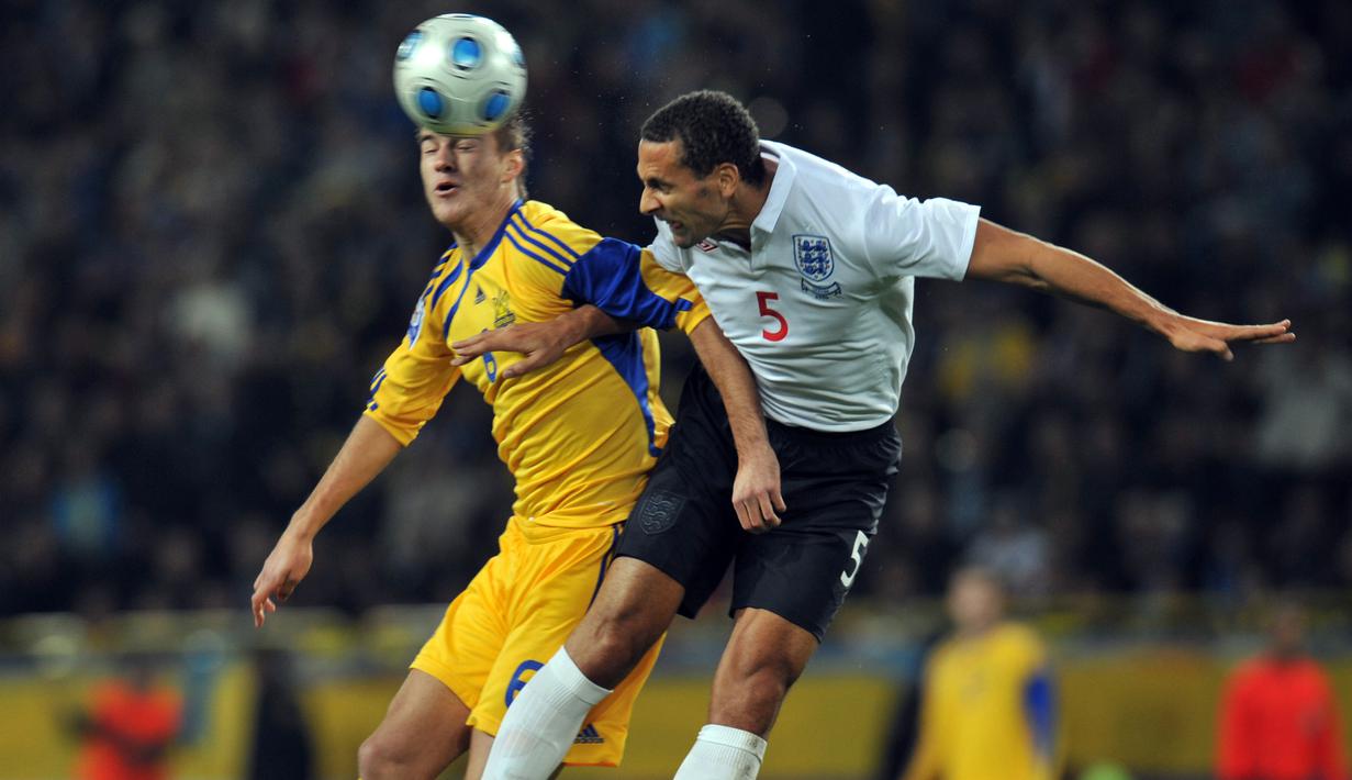 Salah satu aksi Rio Ferdinand (kanan) saat berkostum Inggris melawan Ukraine pada kualifikasi Piala Dunia 2010 di Dnipropetrovsk, (10/10/2009).  Rio memutuskan beralih profesi menjadi seorang petinju pro. (AFP/Sergei  Supinsky)