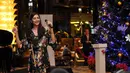 Gaya Mikha Tambayong saat ikut memeriahkan acara Christmas Tree Lighting Ceremony di Intercontinental Hotel, Jakarta. Foto diambil pada Kamis (27/11/2014). (Liputan6.com/Panji Diksana)