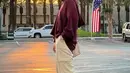 Karena gayanya mirip model profesional, Zaskia Adya Mecca buru-buru mengklarifikasi bahwa ini bukan sesi pemotretan New York Fashion Week melainkan LA Meccanism Week, merujuk pada lini busana miliknya sendiri. “Gak new york fashion week , tapi LA meccanism week ini. Kebetulan banget lagi summer, bahkan panasnya lebih dari jakarta.. ga perlu jajan baju yang proper buat kesini, bawa jilbab, celana juga baju2 sample terbaru Meccanism Indonesia kelar deh,” selorohnya. (Foto: Dok. Instagram @zaskiadyamecca)