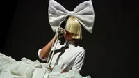 Sia saat konser di The Sziget music festival, Budapest, Hungaria (15/8/2016). (AFP/Attila Kisbenedek)
