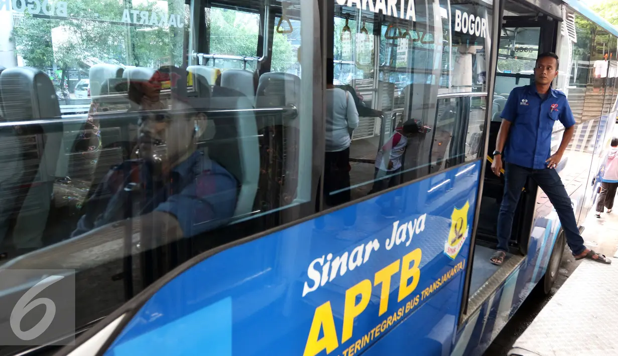 Penumpang saat berada didalam bus APTB di halte Transjakarta BNN, Cawang, Jakarta, Selasa (8/3/2016). Pemprov DKI kembali perbolehkan APTB kembali beroperasi di Jakarta dengan sejumlah syarat. (Liputan6.com/Yoppy Renato)