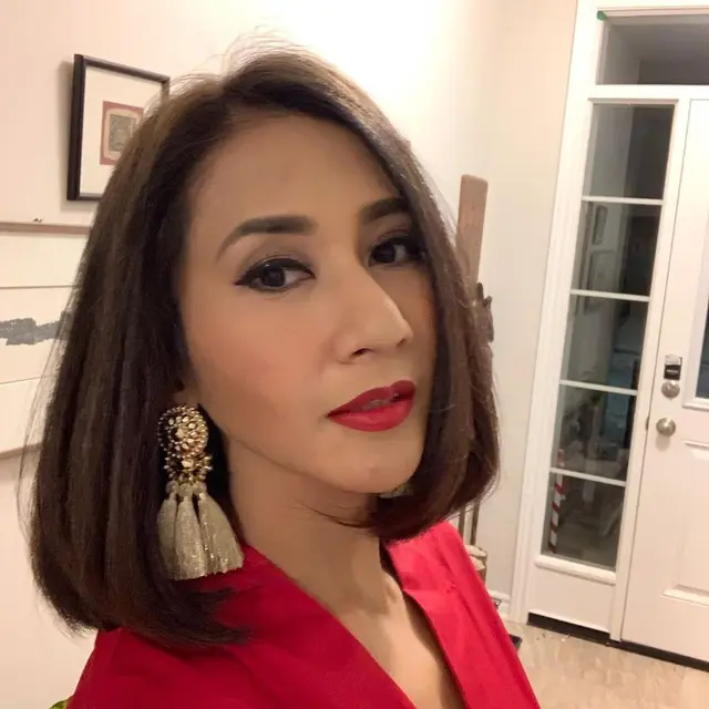 Lama Vakum, Ini 7 Potret Terbaru Cut Memey yang Tetap Awet Muda di Usia 40 Tahun