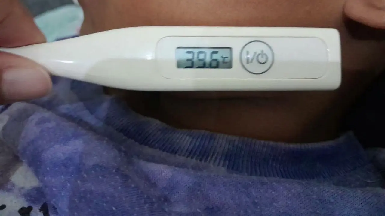 Anak demam tinggi, salah satu gejala influenza (Foto: Benedikta Desideria/Liputan6.com)