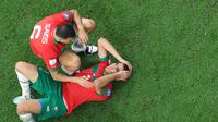 Bek Maroko, Achraf Hakimi (kanan) dihibur oleh rekan setimnya Romain Ghanem Saiss setelah pertandingan semifinal Piala Dunia 2022 di Stadion Al-Bayt di Al Khor, Doha, Kamis (15/12/2022). Maroko gagal melaju ke final Piala Dunia 2022 Qatar setelah kalah dari Prancis dengan skor 2-0. (AFP/Giuseppe Cacace)