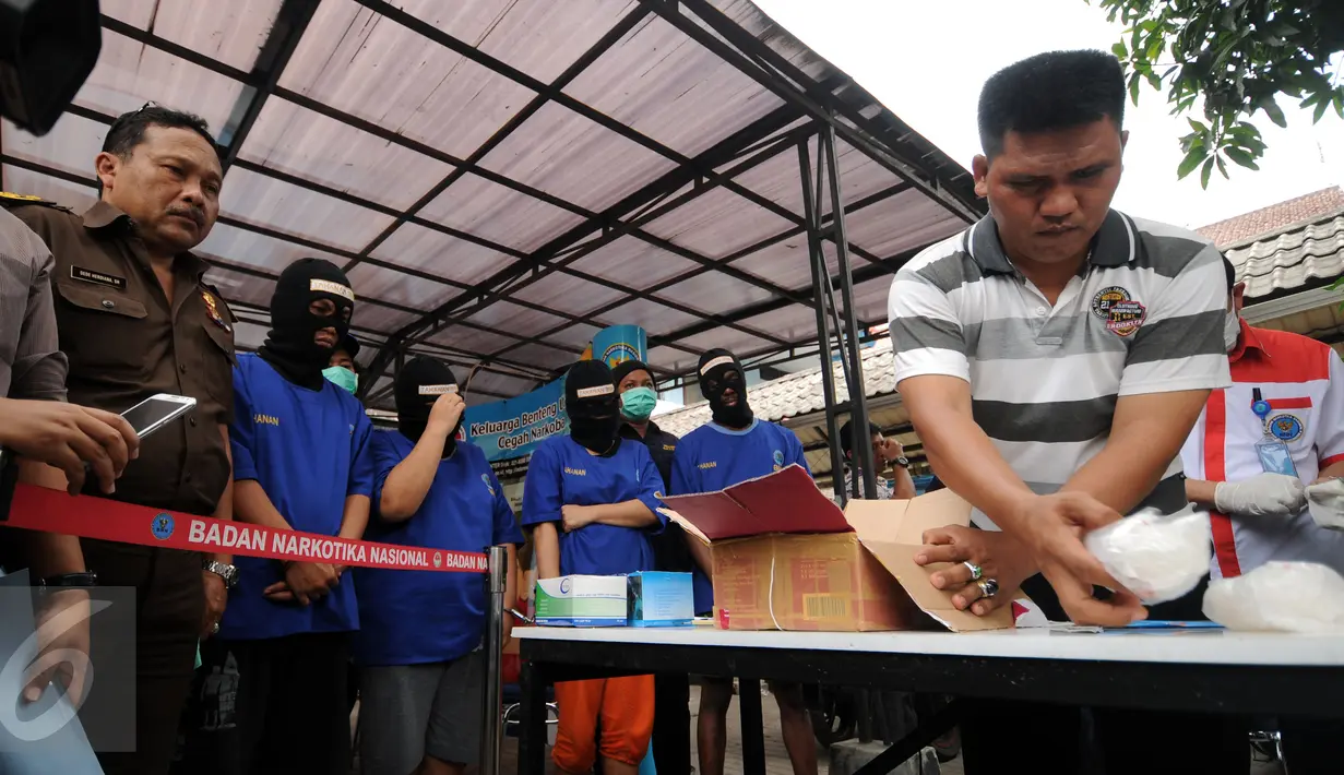 Petugas BNN membongkar kardus berisi narkotika jenis sabu yang disita dari dua kelompok pengedar di Gedung BNN Jakarta, Kamis (29/10/2015). Sabu seberat 22,4 kg dimusnahkan BNN dihadapan sejumlah saksi dan tersangka. (Liputan6.com/Helmi Fithriansyah)