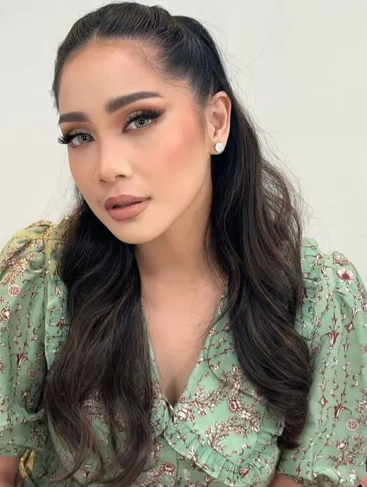 Tasya mengaplikasikan blush on pink kecoklatan yang menonjolkan tulang pipi Nagita, contouring, san lipstik nude matte yang dibuat tebal. [@tasyafarasya]
