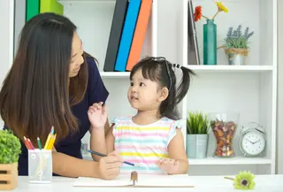 Membesarkan anak agar berani menentukan pilihan sendiri bukan perkara mudah. Di tengah rasa khawatir dan keinginan untuk selalu melindungi, orangtua sering kali tanpa sadar terlalu cepat mengambil alih situasi. (foto/dok:freepik/jcomp)