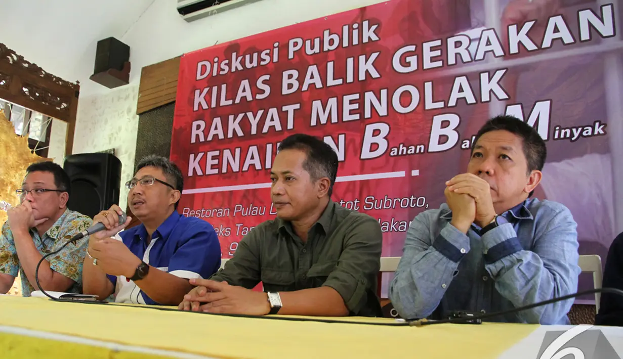 Kiri-kanan : Mantan Kepala BNP2TKI Jumhur Hidayat, Ketua Umum DPP Serikat Pekerja Nasional Iwan Kusmawan, Aktivis 80 Ferry Juliantono dan Akademisi Effendi Ghozali saat diskusi publik, Jakarta, Selasa (9/12/2014). (Liputan6.com/Andrian M Tunay)