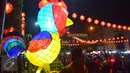  Lampion berbentuk ayam ikut menghiasi kawasan Pasar Gedhe Surakarta saat perayaan Imlek, Surakarta, Sabtu (28/01). Grebeg Soediro adalah  tradisi  tahunan alkuturasi  budaya  Jawa dan  Cina. (Liputan6.com/Gholib)  