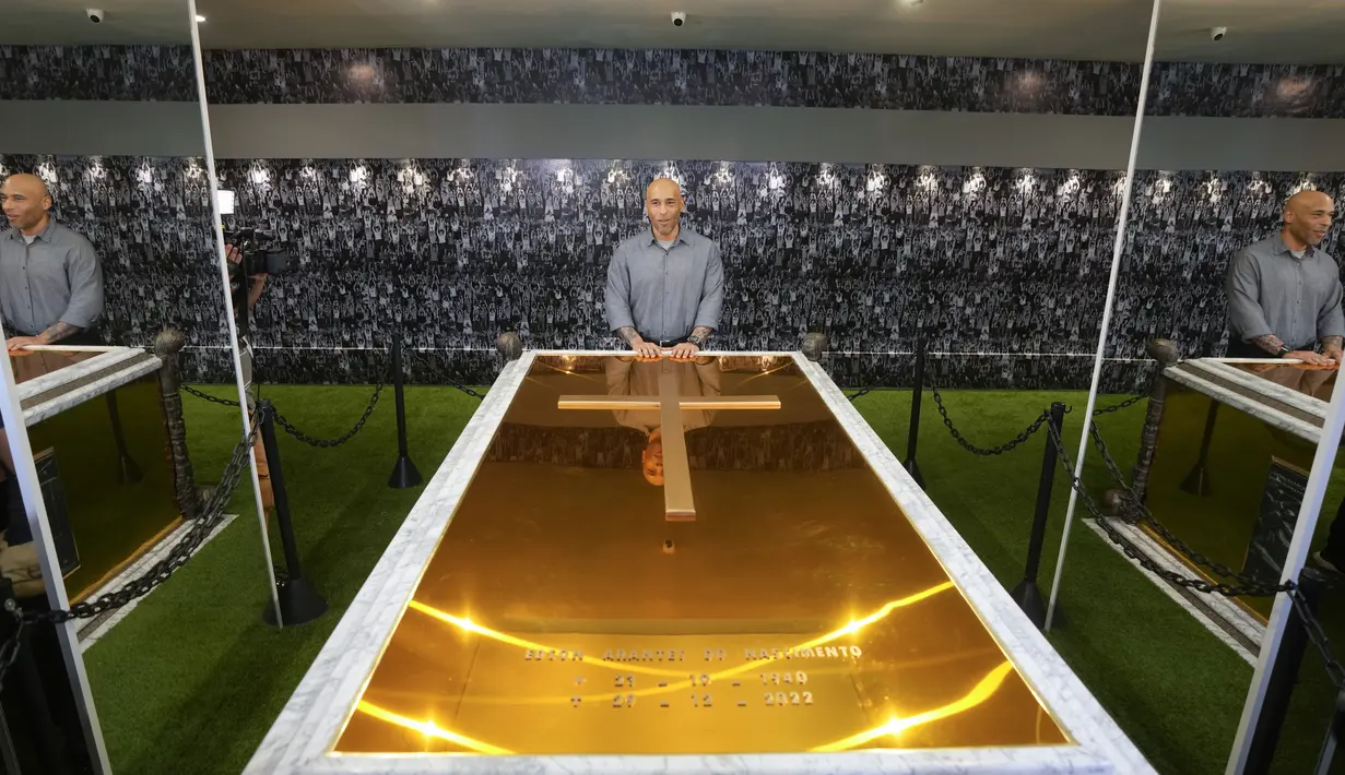 Lantainya berupa rumput sintetis, dindingnya bergambar para penggemar di stadion, dan terdengar sorak-sorai yang tak henti-hentinya, seakan-akan Pelé masih bermain. (AP Photo/Andre Penner)
