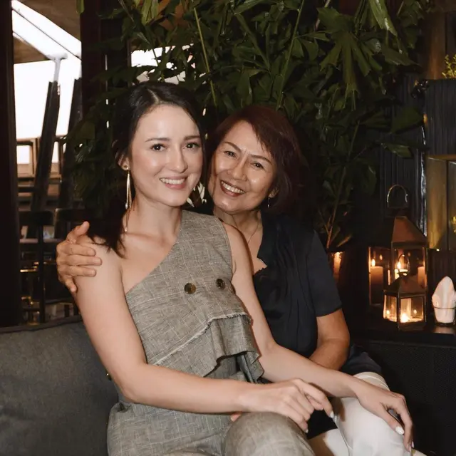Potret akrab Julie Estelle dengan sang mama (Instagram/ julstelle)