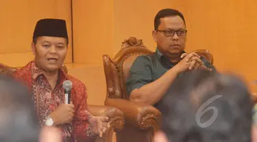 Wakil Ketua MPR Hidayat Nur Wahid bersama Wakil Ketua Komisi II DPR Lukman Edy menjadi pembicara pada dialog yang bertema "Urgensi Pembentukan Lembaga Pengkajian" di Ruang Presentasi Perpustakaan MPR, Jakarta, Kamis (12/2). (Liputan6.com/Andrian M Tunay)