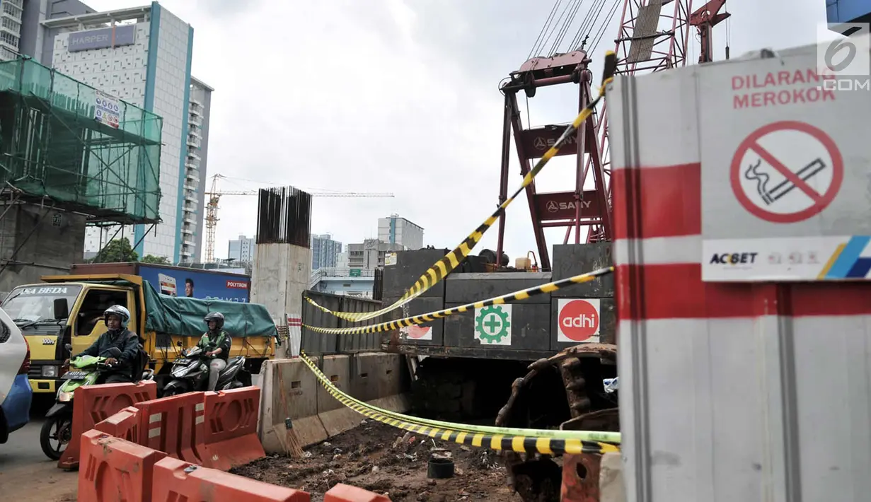 Tanda dilarang merokok terlihat di sekitar lokasi kebocoran pipa gas bumi, di depan Kantor BNN, Cawang, Jakarta, Selasa (13/3). Pascabocornya pipa gas bumi, aktivitas proyek LRT sementara dihentikan sementara. (Merdeka.com/Iqbal S. Nugroho)