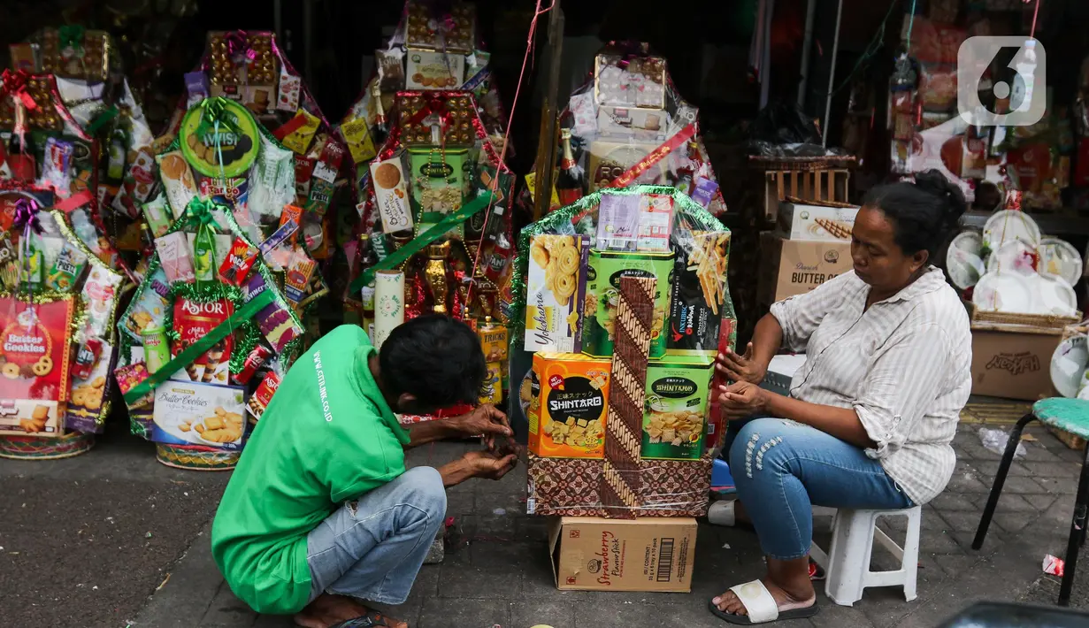Beragam pilihan parcel, mulai dari makanan, kue kering, hingga produk premium, menjadi favorit pelanggan. (Liputan6.com/Herman Zakharia)