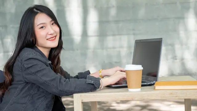 perempuan dan 13 mei laptop