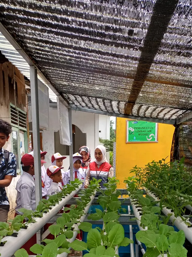 Program peduli lingkungan  SDN 2 Sukajaya di Kecamatan Bayung Lencir, Kabupaten Musi Banyuasin, Sumatera Selatan, mendapat dukungan dari PT Pertamina Hulu Energi (PHE) Jambi Merang. (Maulandy/Liputan6.com)