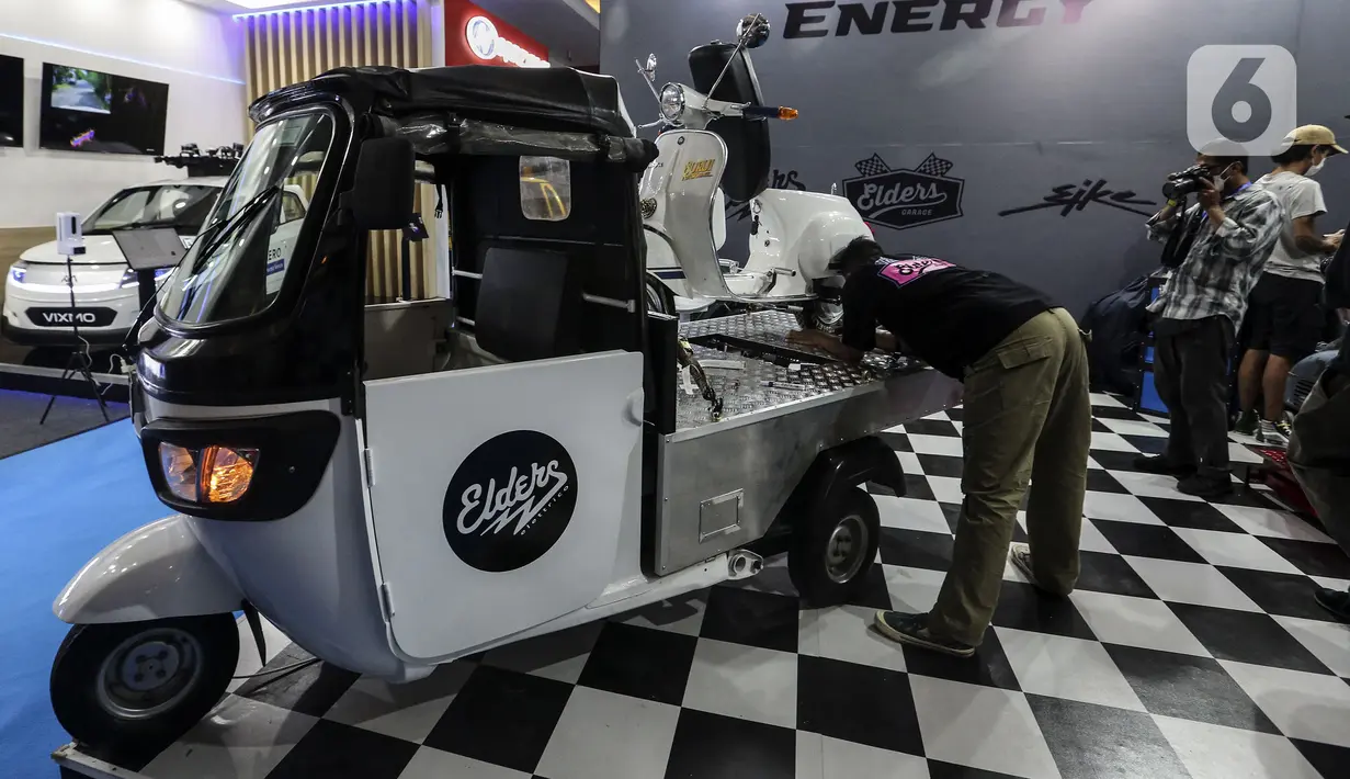 Kendaraan listrik dihadirkan pada pameran Persatuan Industri Kendaraan Listrik Indonesia (Periklindo) Electric Vehicle Show di JIEXPO Kemayoran, Jakarta, Jumat (22/7/2022). Pameran yang berlangsung pada 22-31 Juli 2022 ini menampilkan beragam inovasi untuk kendaraan listrik, mobil dan motor. (Liputan6.com/Johan Tallo)