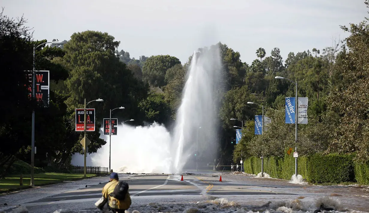 Sebuah pipa utama saluran air bawah tanah rusak di sekitar Sunset Boulevard di bagian Westwood, Los Angeles, (29/7/2014). (REUTERS/Danny Moloshok)