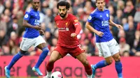 Gelandang Liverpool, Mohamed Salah, berusaha melewati kepungan pemain Leicester pada laga Premier League di Stadion Anfield, Liverpool, Sabtu (5/10). Liverpool menang 2-1 atas Leicester. (AFP/Paul Ellis)
