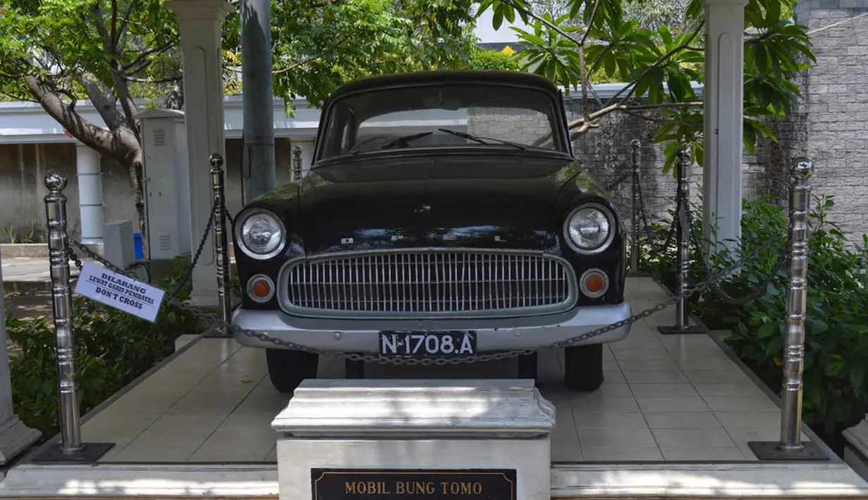 Mobil Opel Kapitan produksi Jerman tahun 1956 ini merupakan milik Bung Tomo, seorang pejuang dan Pahlawan Nasional dari Kota Surabaya. (Istimewa)