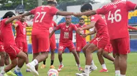Pemain Malut United FC harus memperkuat gandengan tangan agar mampu menahan laju Barito Putera pada laga pekan ke-26 BRI Liga 1 2024/2025 di Stadion Demang Lehman, Banjar, Sabtu (8/3/2025) malam WIB. (Bola.com/Gatot Sumitro)