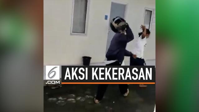 Seorang pria lakukan aksi kekerasan terhadap seorang perempuan. Peristiwa tersebut terjadi akibat korban tidak terima sang Ibu ditabrak oleh pelaku, dan hal itu membuat pelaku marah dan memukul.