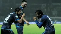 Arema FC menutup laga kandang Liga 1 2017 dengan pesta gol ke gawang Semen Padang, Sabtu (4/11/2017) di Stadion Kanjuruhan, Kabupaten Malang. (Bola.com/Iwan Setiawan)