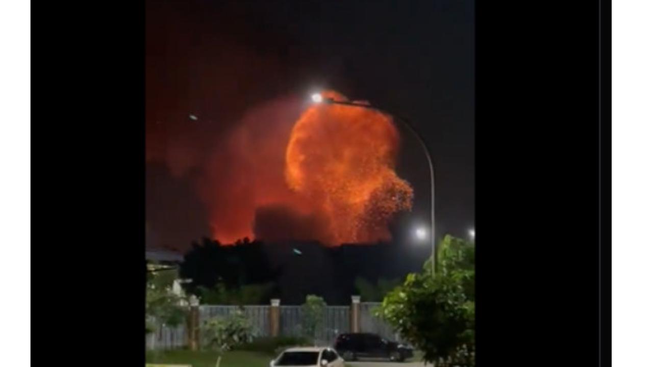 Gudang peluru di Bekasi meledak. Credit: platform X/@johatshu