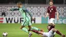 Bintang Portugal, Cristiano Ronaldo, menghindari tekel bek Latvia, Olegs Laizns, pada laga kualifikasi Piala Dunia 2018 di Stadion Skonto, Riga, Jumat (9/6/2017). Latvia kalah 0-3 dari Portugal. (AP/Roman Koksarov)