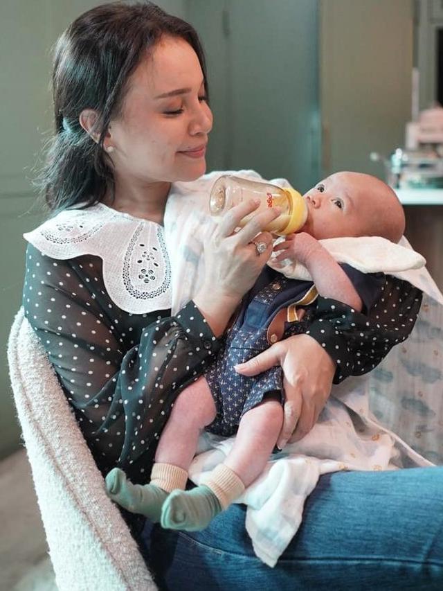 Rossa momong bayi Rayyanza (Foto: Instagram/@itsrossa910)