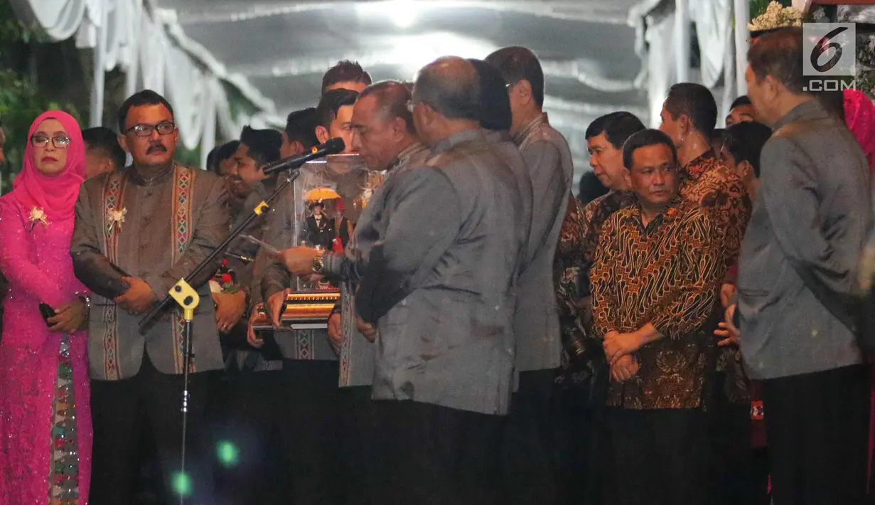 Keluarga mempelai pria Bobby Nasution memberikan sambutan dan membawa seserahan untuk Kahiyang Ayu pada acara serah terima Paningset dan Midodareni di kediaman Kahiyang Ayu di Surakarta, Selasa (7/11). (Liputan6.com/Angga Yuniar)