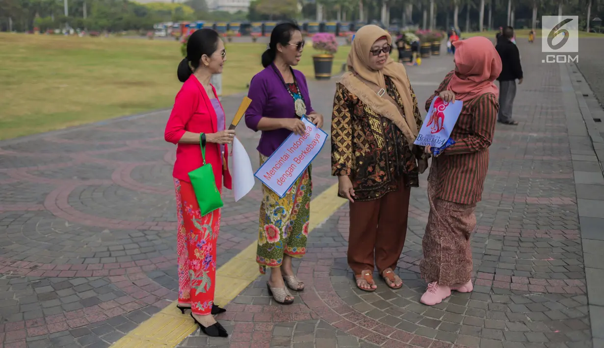 Sejumlah wanita mengenakan baju kebaya berbincang saat mengikuti hari Gerakan Nasional kembali ke busana identitas Indonesia, Jakarta, Selasa (2/7/2019). Gerakan ini dinamakan sebagai Selasa Berkebaya untuk mengajak anak-anak muda tetap menjaga kelestarian busana kebaya. (Liputan6.com/Faizal Fanani)