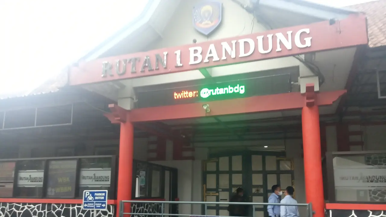 Petugas menemukan paket sabu-sabu di depan gerbang Rutan Klas I Kebon Waru, Bandung. (Foto: Liputan6.com/Dikdik Ripaldi)
